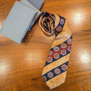 🏮SALE🏮🐛Vintage 100% silk tie.